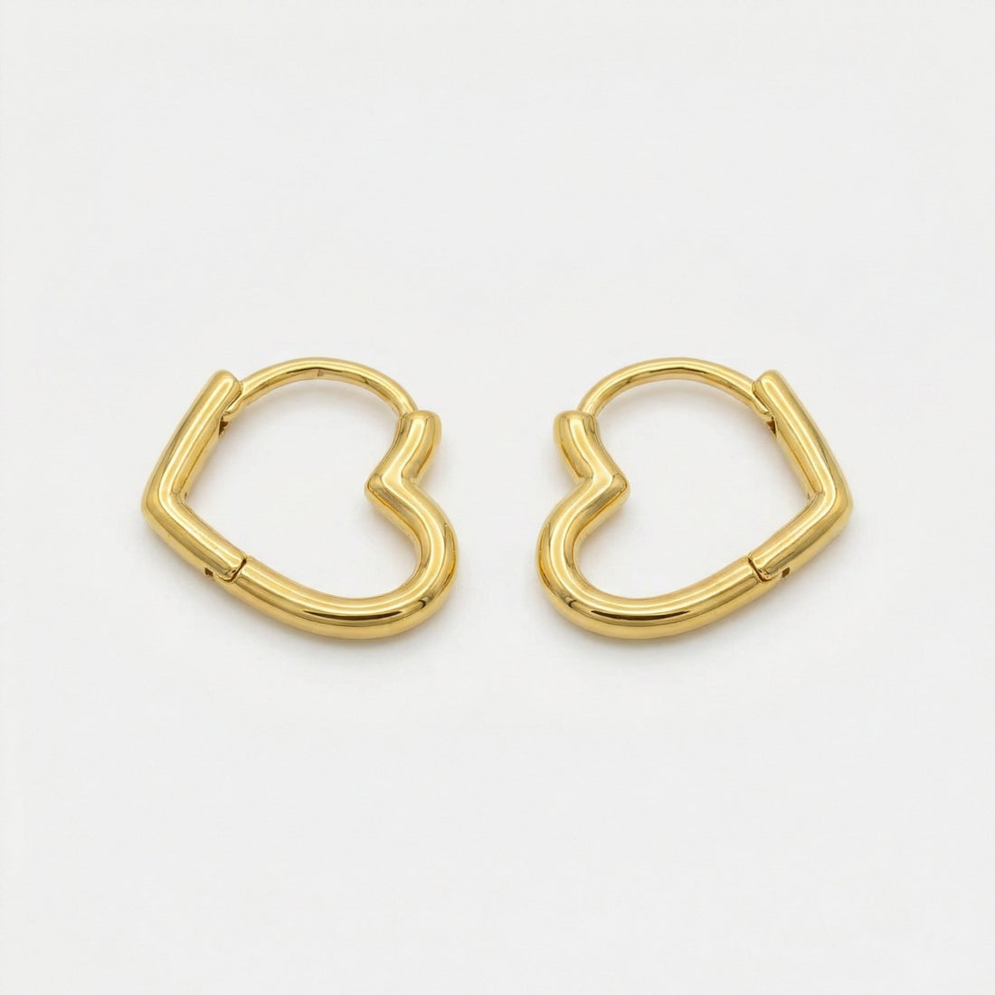 Huggie Hoop Earrings vs Regular Hoops: Which Style Is Right for You?
