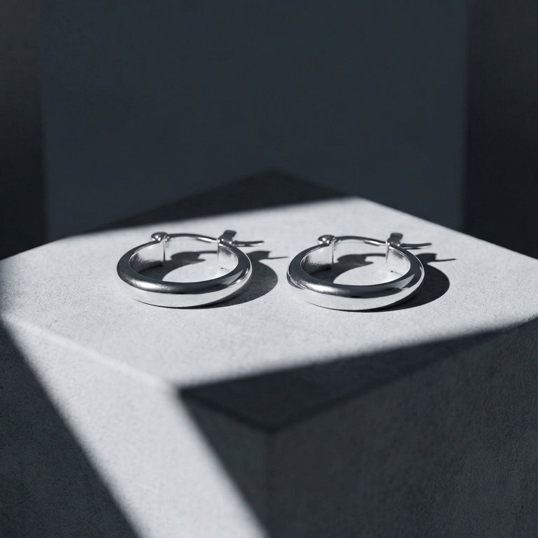 Resin Jewelry Trend April 2026: 10 Clear-Metal Looks to Wear on Repeat