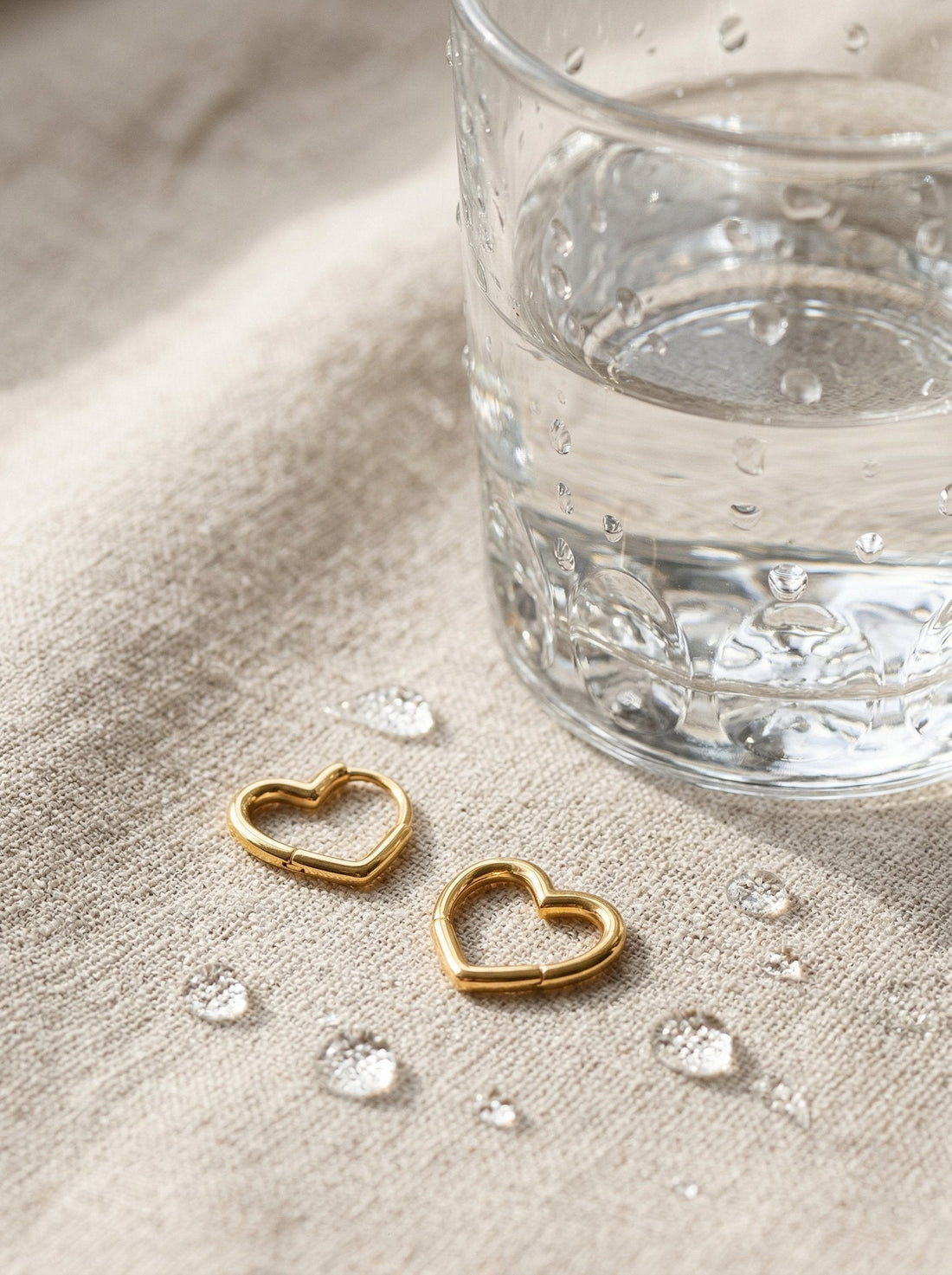 Bold Gold Jewelry Trend April 2026: 10 Quiet-Luxury Stack Formulas to Try Now