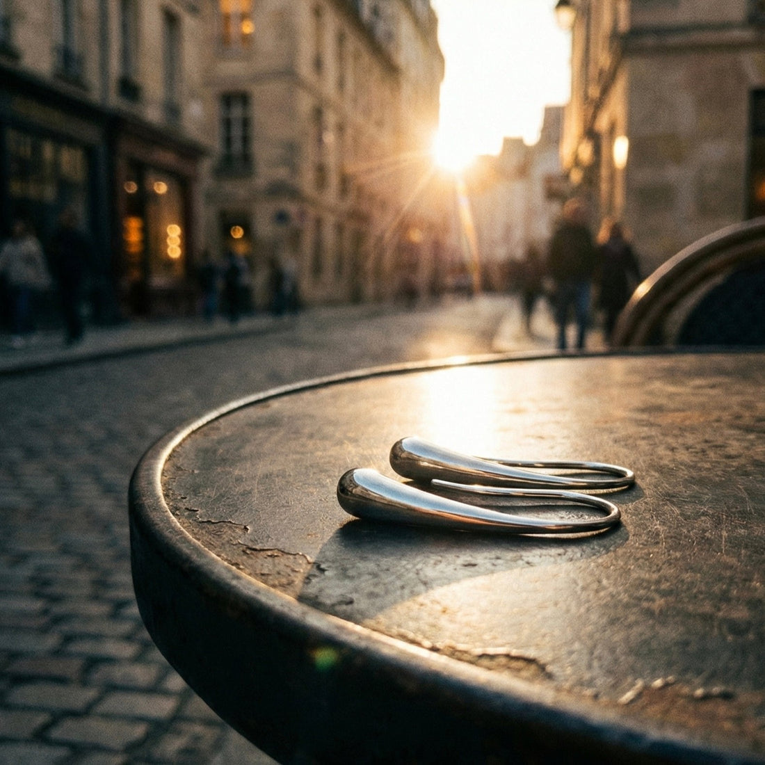 Oval Hoop Jewelry Trend April 2026: 10 Clean Sculpted Layering Looks to Wear on Repeat