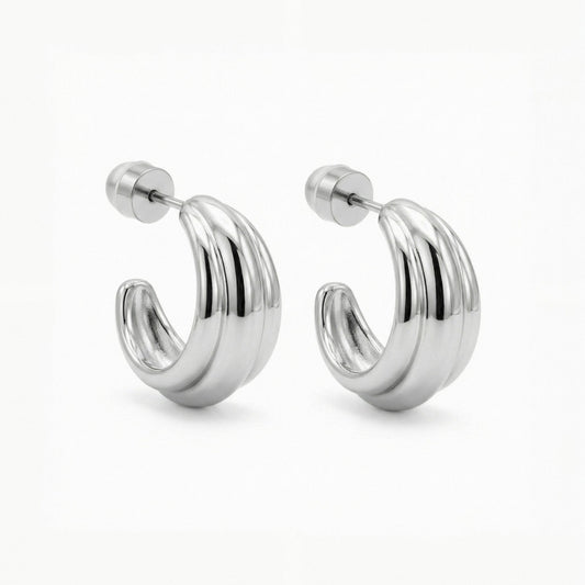 Summer outfit jewelry styling with Mara ribbed hoop earrings