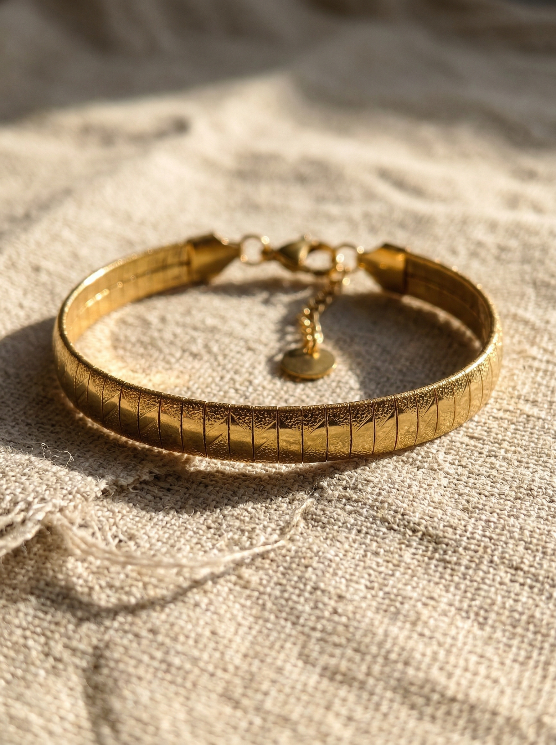 Gova Wide Herringbone Chain Bracelet - View 4 - HyraMode