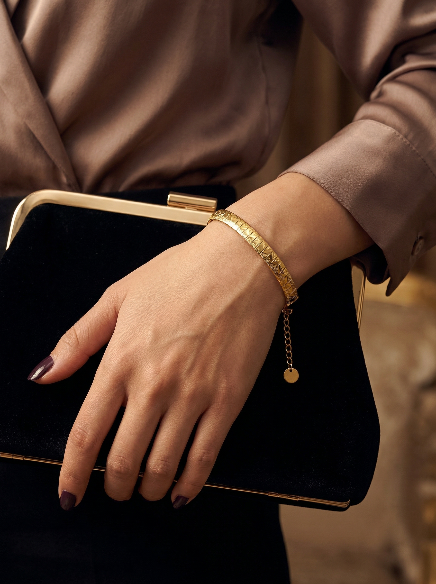 Gova Wide Herringbone Chain Bracelet - View 3 - HyraMode