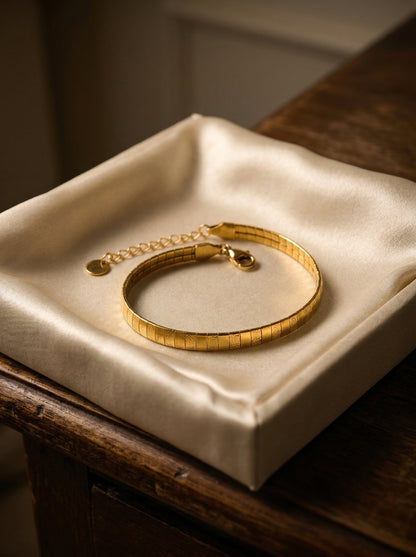 Hana Herringbone Flat Chain Bracelet - View 8 - HyraMode